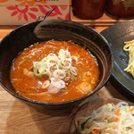 つけ麺屋 やすべえ - 辛味みそつけ麺のつけ汁。味噌の円やかな味わいの中に酸味のある辛さが見え隠れしていました('17/05/16)