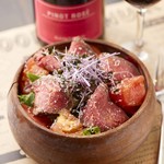 Italian & Wine Bar Viagio shinjuku - ローストビーフとフレッシュトマトのサラダ