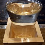 おくでん - 最後に日本酒を頼みました。 １合です。 何だか、店主さんと話しが弾んでしまって。 飲み物が無くなったので日本酒にしました。 金杯入りの日本酒だそうです。 関西のお好み焼談義とかしてしまいました