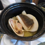 Shin Harada - ナメタ鰈　地蛤とホワイトアスパラガスのココット焼き；ココットでの火入れが終わって