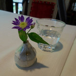 高澤記念館 - 内観；テーブル上の生花