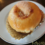 渋峠のパン屋さん - アップルシナモンパン？(250円)とホットコーヒー(450円)☆彡
            こんな山の峠だから味は期待してなかったのに、焼きたてパンでふわふわもっちりの美味しいパンでした！