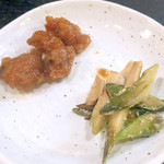 十八番 - お通しのウドと鶏。