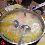 Supreme Hot Pot - 竹筒墨魚滑を投入