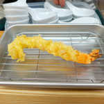 天ぷらすずき - 一品目はエビ。揚げたてアツアツ、衣は薄くて食感も軽い