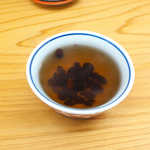 天ぷらすずき - 最初に、黒豆がたっぷり入った熱いお茶が出る。これはユニーク♪