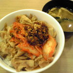 松屋 - 2011/02/08 ラー油キムチ豚めし並390円890kcal