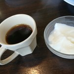 麺飯家龍門 - コーヒーと、杏仁豆腐。