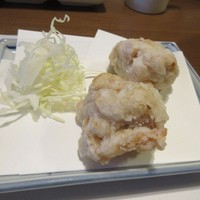 芝 - 鶏料理の最初はモモ肉の唐揚げ。
                  
                  ジューシーなモモ肉を使った唐揚げです。