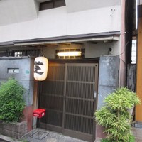 芝 - 西中洲、那珂川の畔にある水炊きのお店です。