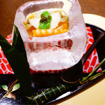 さ行 - 先付け
      氷の器のそうめんと穴子寿司のちまき