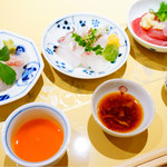 さ行 - お造りは天然鯛、青森のヒラメ、鰹
                                つけダレは黄身醤油、鰹の酒盗、新玉ねぎのすりおろし入りのポン酢