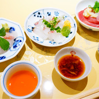 さ行 - お造りは天然鯛、青森のヒラメ、鰹
                つけダレは黄身醤油、鰹の酒盗、新玉ねぎのすりおろし入りのポン酢