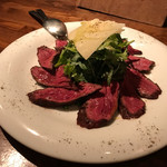 トラットリアチッチョ - ・牛ハラミのタリアータ　ルッコラとパルミジャーノ/1400円