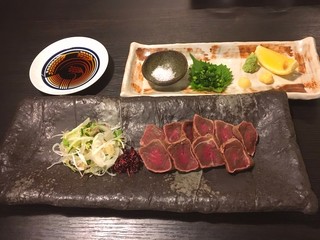 炉端の佐藤 - 名物わら焼き牛たたき