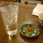 Unagiya - 麦焼酎水割り一杯目、骨せんべい