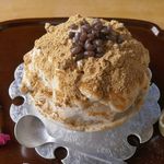 廚 菓子 くろぎ - かき氷にはエスプーマ状のクリーム、きなこ、あんこ、くるみがトッピング。