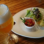 アレコ・レーノ - ランチビールと前菜。