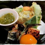 Ajisai Shin - 天ぷらは海老大葉巻き、スナップえんどう、茄子、かぼちゃ。
                        
                        糸もずく、鰆の西京焼き、小アジの甘露煮、出汁巻き玉子、アンズ