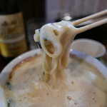 二代目にゃがにゃが亭 - 卵をまとって麺りふと