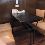 ムルギー - テーブル渋すぎです