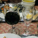 コンコンブル - 左が普通サイズのグラスワイン、右はハーフグラスワイン