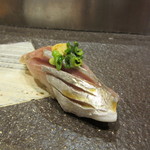 すし京辰  - B-9　握り　酢でしめた鯵