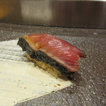 すし京辰  - B-12　握り　カツオの漬け