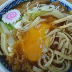 翁そば - 生卵を崩す…