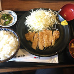 元祖やきとり串八珍 - とんかつ定食（750円）