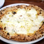 PIZZERIA 1830 - クアットロフォルマッジ￥６７０（セール価格・通常￥1340）