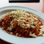 トラットリア グランボッカ - バジリコとモッツアレラチーズのトマトソース大盛り