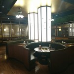 熱烈カルビ - 内観写真:明るく開放的な店内。