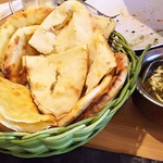 Taal Indian restaurant - 1705 Taal Indian restaurant ルーと一緒にナンを頂きます！