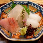 日本料理 とくを - 造り　養鮃　鰤　ヤリイカ　穂紫蘇　本ワサ。