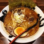 らーめん おっぺしゃん - おっぺしゃんラーメン♪
            テーブルに置いてあるニンニクを入れると味がまとまりました。
            キクラゲが少なく、海苔がショボい(⚭-⚭ )
            美味しいけれど何か全てがちょっと惜しいラーメンでした…