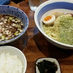 麺屋 悠 - 味玉つけそば（900円）中盛りに、サービスの半ライスを付けた❢