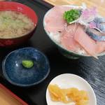 みなと市場 小松鮪専門店 - 「特選赤身と青森〆銀鯖丼」