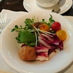 ザ・テラス - サラダ、漬物、梅干、等もあり。