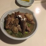 一ぱいや - アテ第1号は煮込みだべ。ぶだです。ﾌﾟｰｽｰはまるで豚骨のよう。ンマし。にしても供される前に振りかけられる白い粉は一体・・・