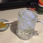 Ippaiya - まずはレモン（+ライム）酎ハイで。お通しのタクアンふた切れwith爪楊枝がイイ！いやしかしこれちょっとケインじゃない？ケイン。（こすぎ）