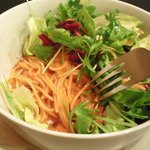 セイナカフェ - コンサラダ・野菜をどけると熱々のトマトソースパスタが！