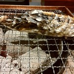 福西本店 炭蔵 - 牡蠣を焼く