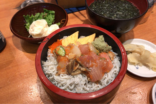 Nihonkai - 日替わり丼(海鮮丼) 700円。