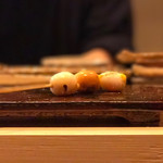 焼鳥 みずき - ウズラ玉子、中心は燻製