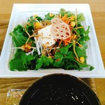 米家きゅうさん - サラダには豆富、レタス、カリカリレンコン、コーン、人参、大根ともうひとつ何か。ドレッシングは和風醤油か濃厚胡麻から。