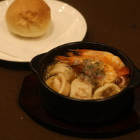 エビとイカのにんにくオリーブオイル煮 バケット添え