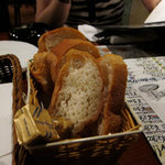 イタリアンバル UOKIN 池袋店 - お通しのパン