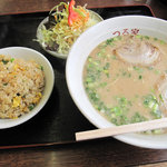 ラーメン つる家 - ラーメンセット650円です。セットのラーメンには、キクラゲと海苔のトッピングはありません。