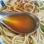 丸デブ - このスープは独特でした。酸味が特徴的で、生姜の香りがします。和風に「つゆ」と言ったほうがしっくり来る気がします。